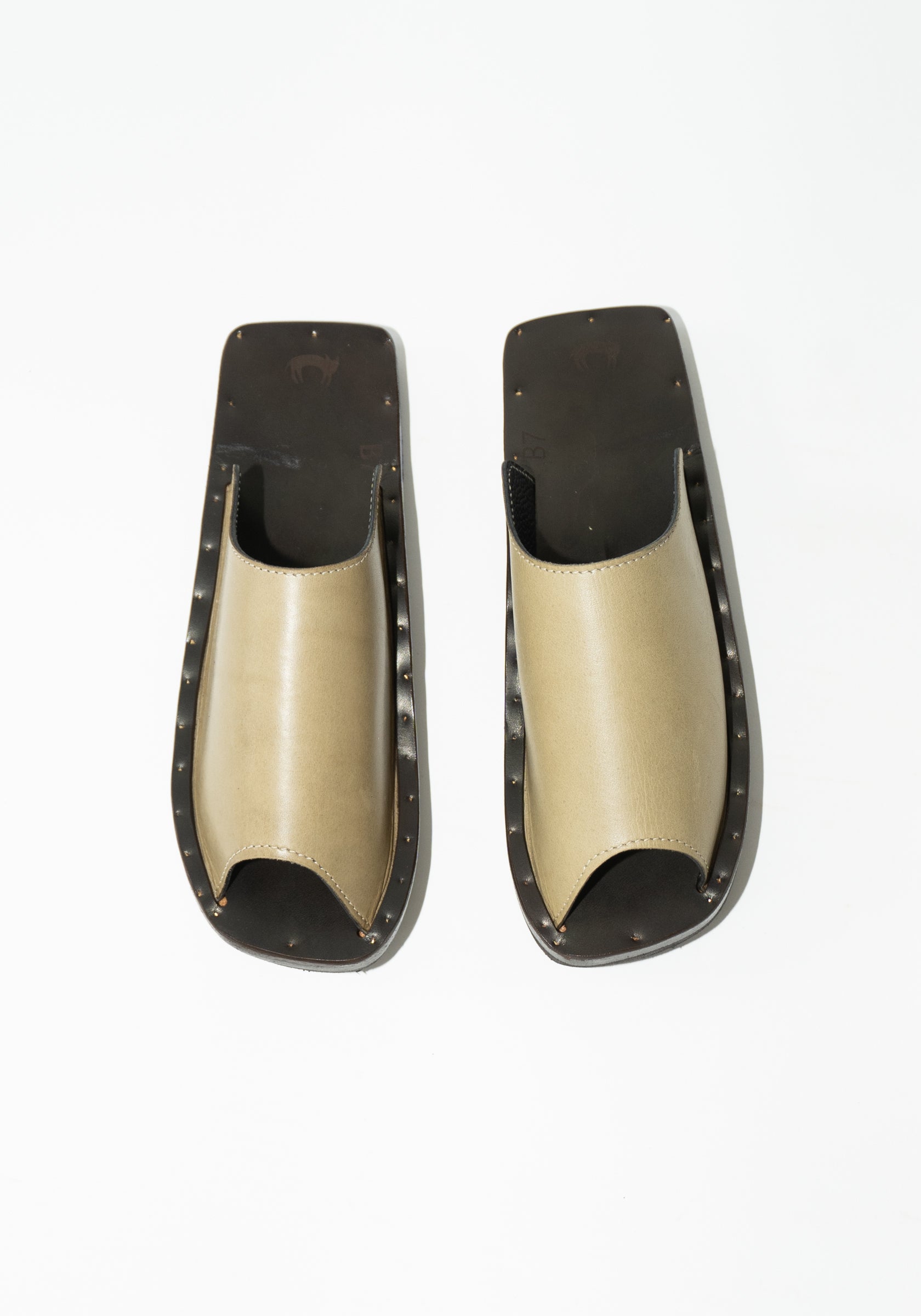 Jutta Newman Kahtan Sandal in Dark Clay – VESTIGE