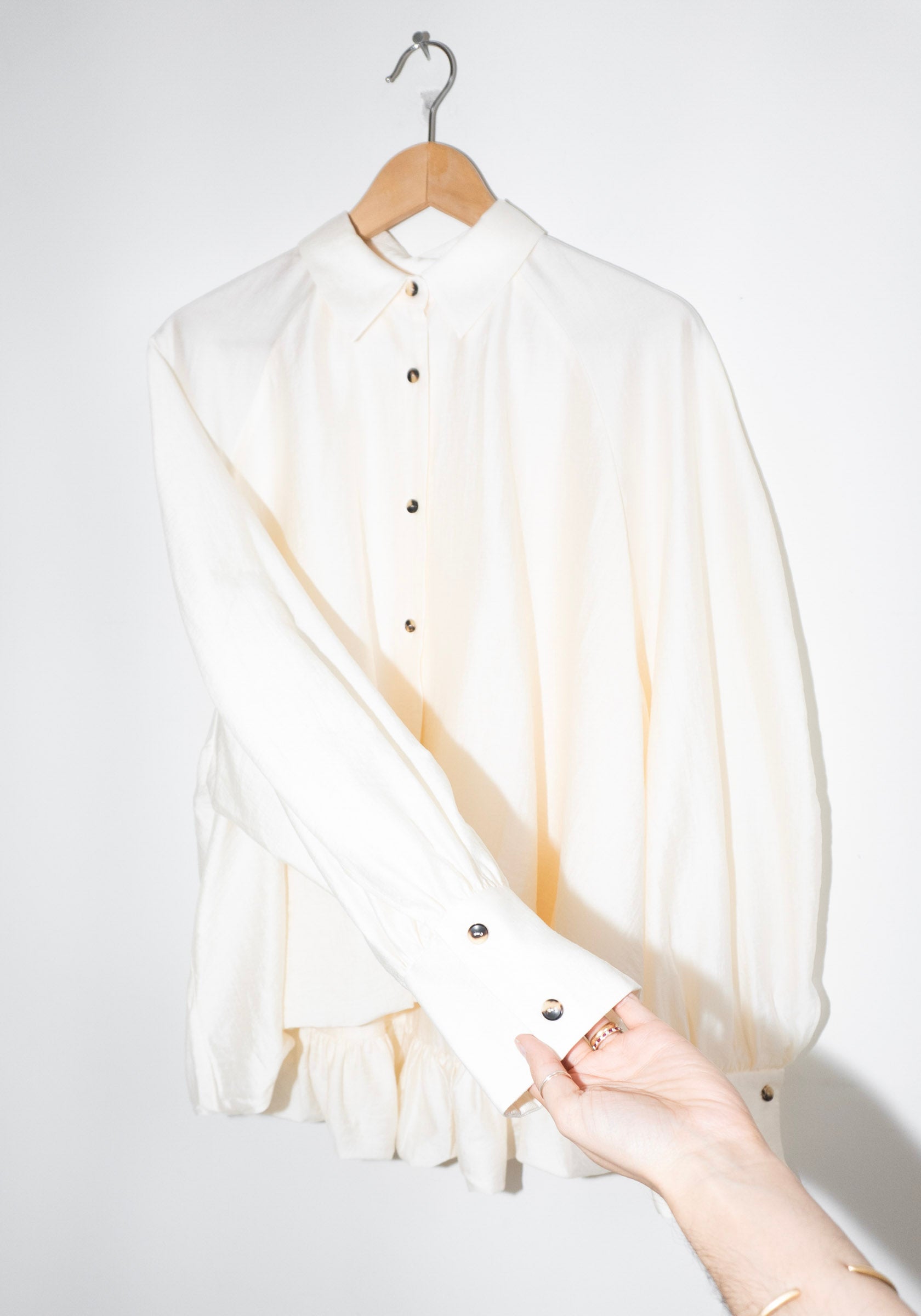 Cordera Balloon Sleeve Top in Cream – VESTIGE