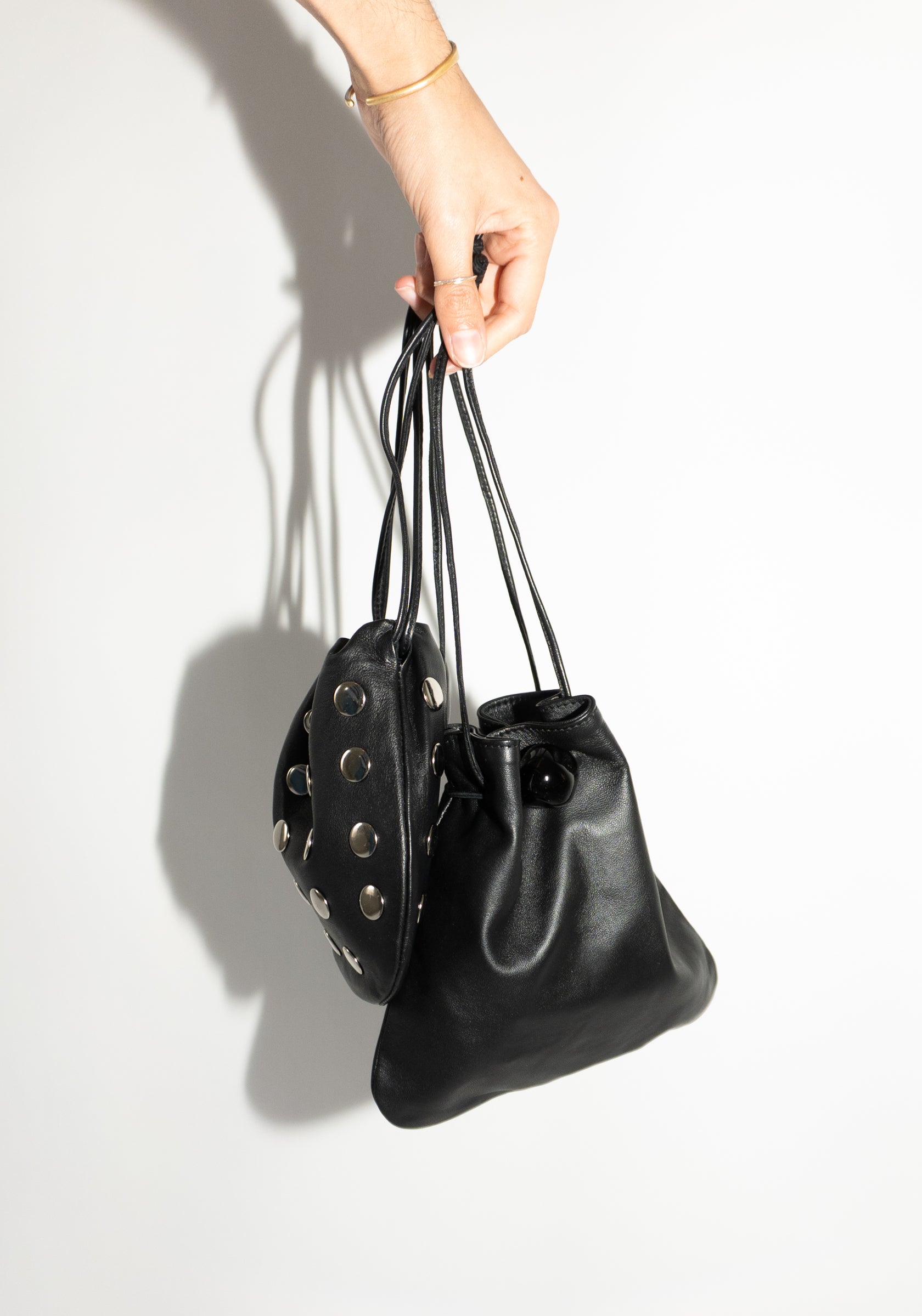 ayllon CASILDA POUCH IN BLACK レザー 巾着バッグ Ayllon Casilda Pouch in Black – VESTIGE