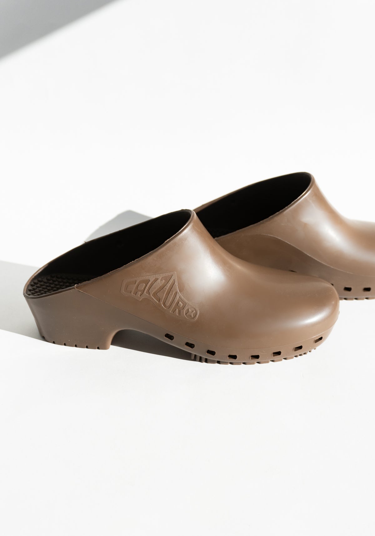 Calzuro Classic Clog in Brown – VESTIGE