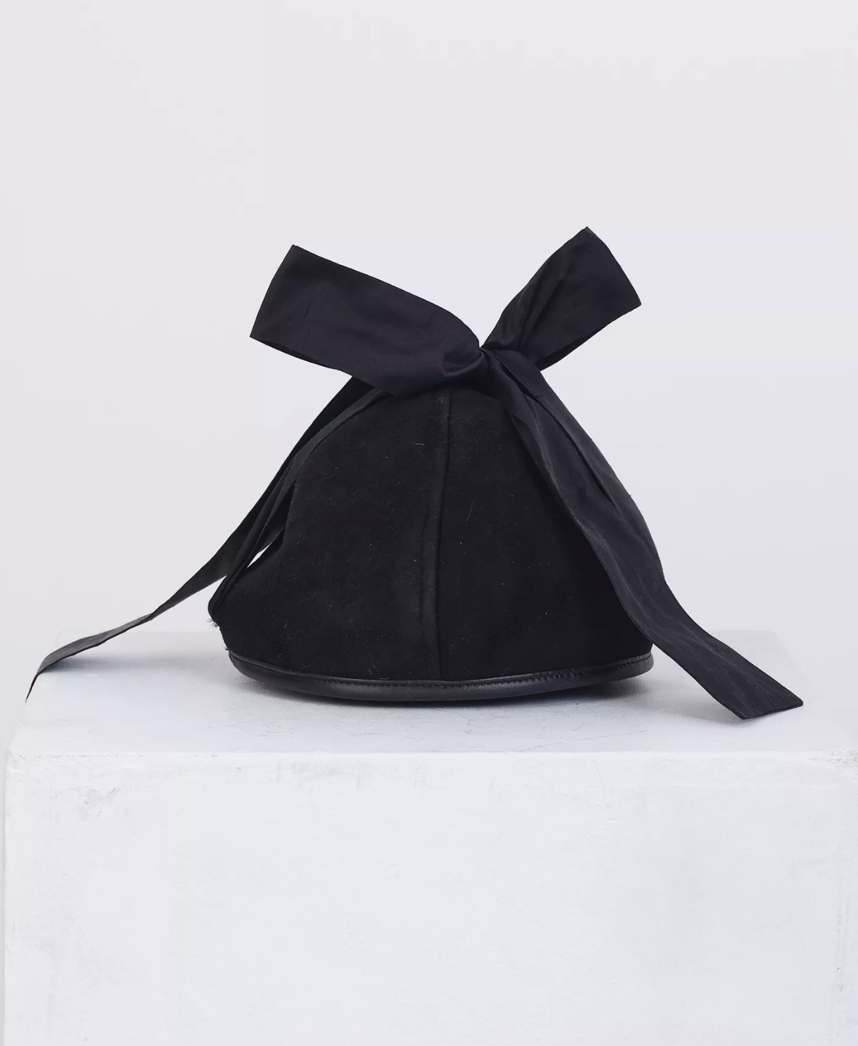 Suede Back Curly Shell Hat with Silk Tie in Black